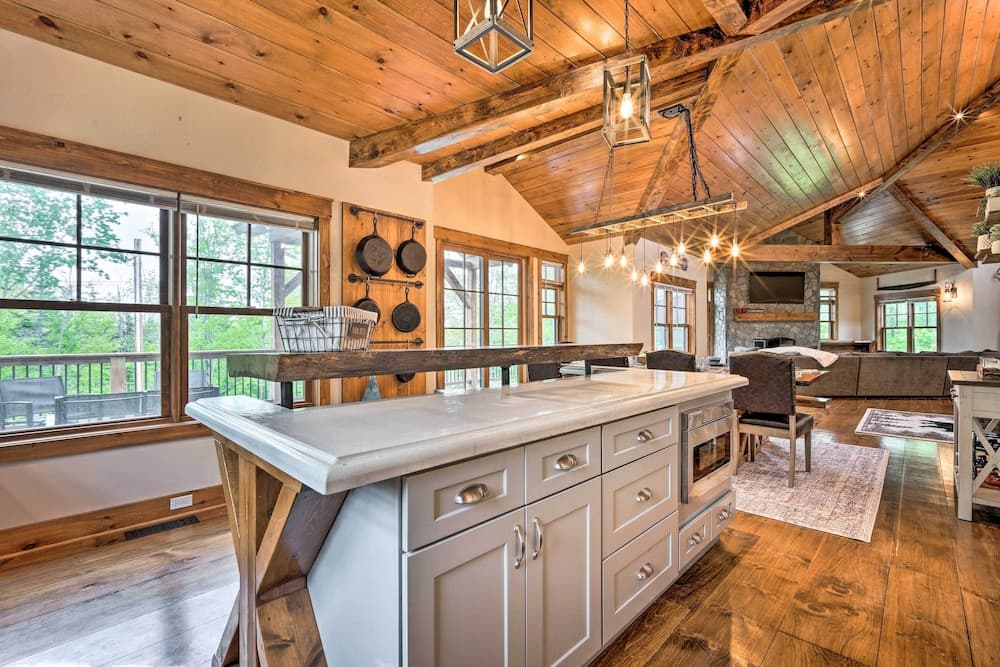 Elegant Mtn Chalet w/ Deck: 1 Mi to Mt Snow!