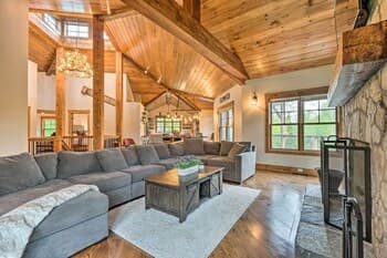 Elegant Mtn Chalet w/ Deck: 1 Mi to Mt Snow!
