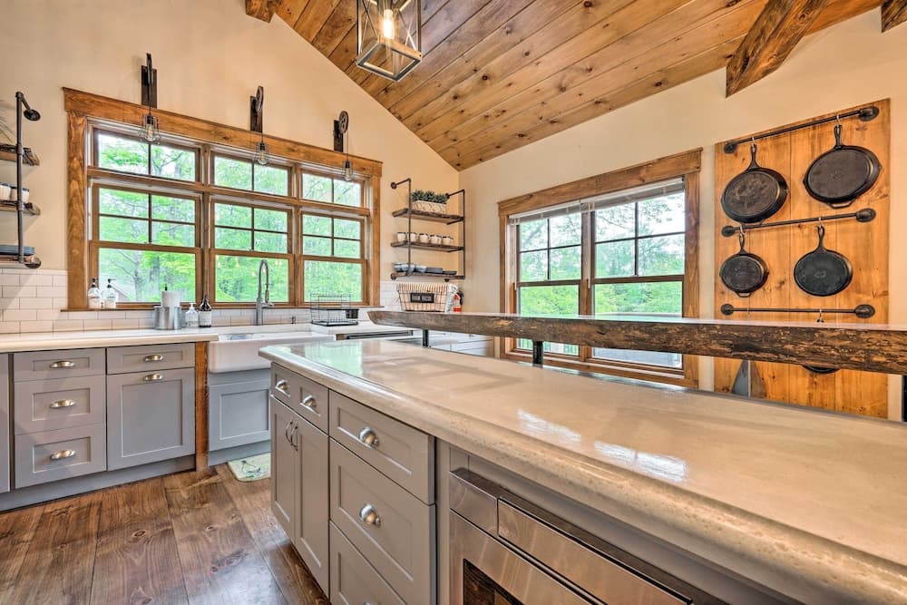 Elegant Mtn Chalet w/ Deck: 1 Mi to Mt Snow!