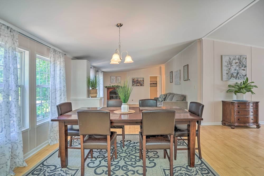 Mt Pleasant Retreat w/ Grill: 10 Mi to Beach