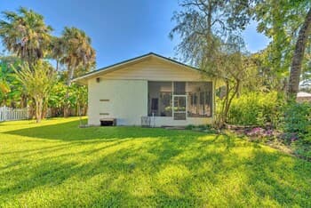 Sunny Home in Yankeetown w/ Lanai & Backyard!
