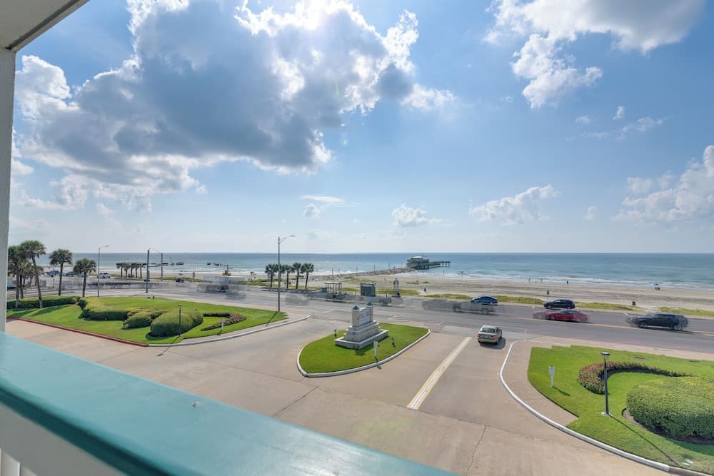 Pool & Ocean Views: Beachfront Condo in Galveston