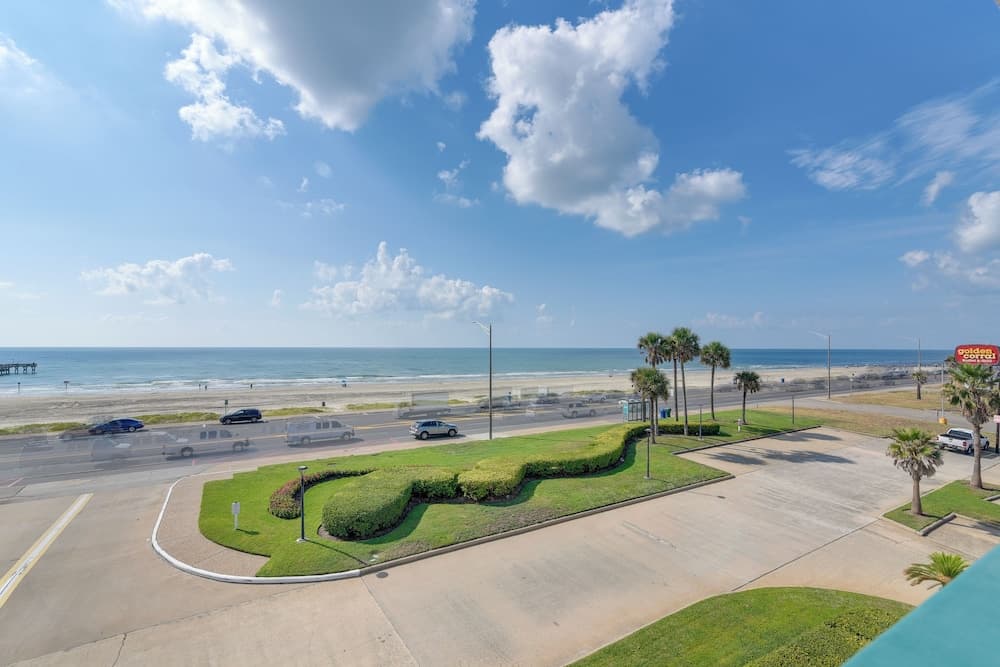 Pool & Ocean Views: Beachfront Condo in Galveston