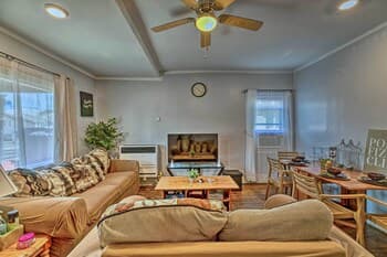 Long Beach Apt w/ Patio ~ 3 Mi to Beaches!