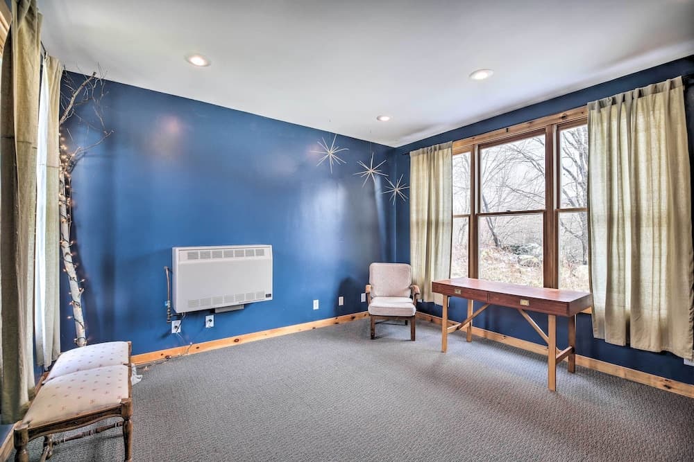 Upscale Montgomery Cabin, Near Jay Peak Resort!