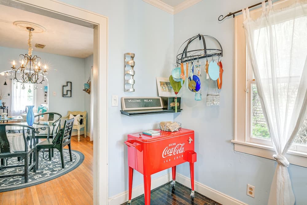 Pet-friendly Galveston Bungalow, 1/2 Mi to Beach!