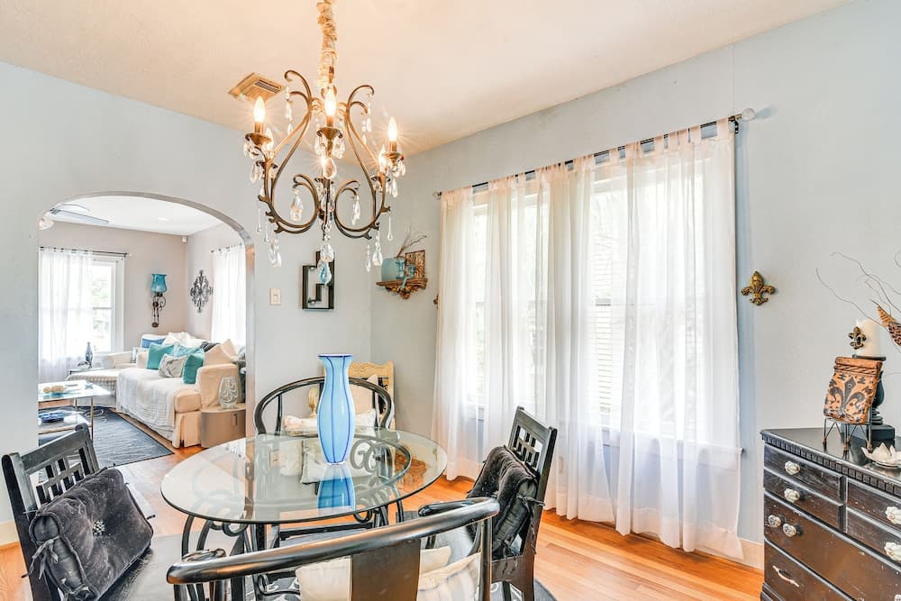 Pet-friendly Galveston Bungalow, 1/2 Mi to Beach!