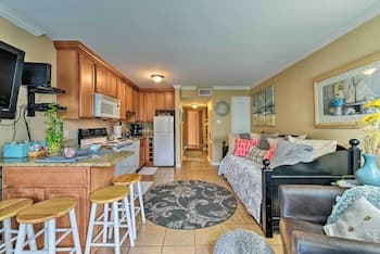 Beachfront Galveston Condo w/ Pool & Balcony!