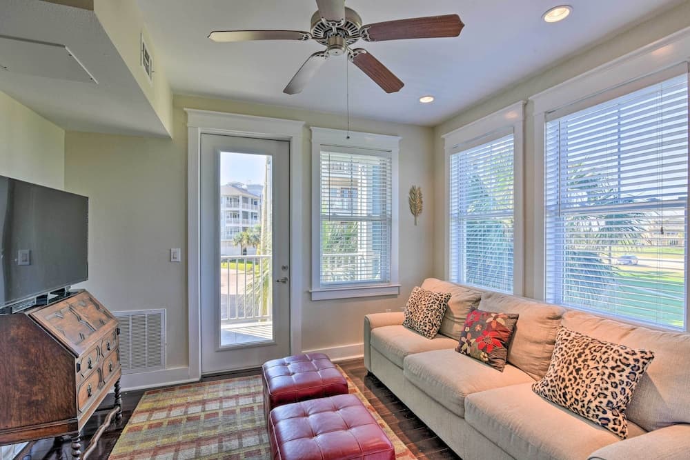 Gulf View + Beach Access: Galveston Resort Condo!
