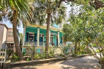 Vintage Galveston Apt < 1/2 Mi to Porretto Beach!