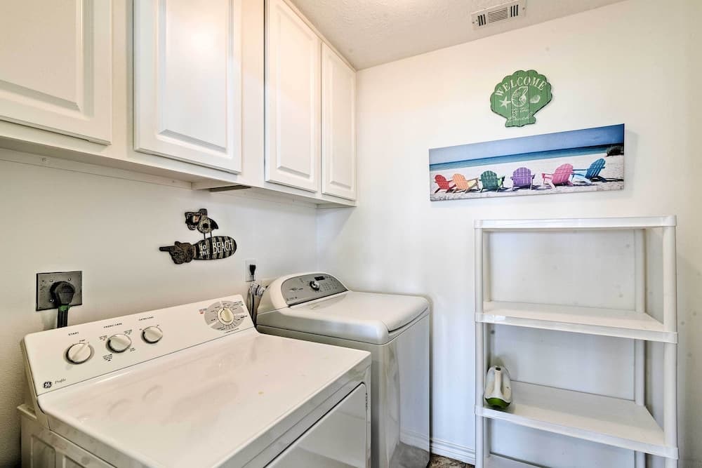 1 Block to Beach: Family Getaway in Galveston!