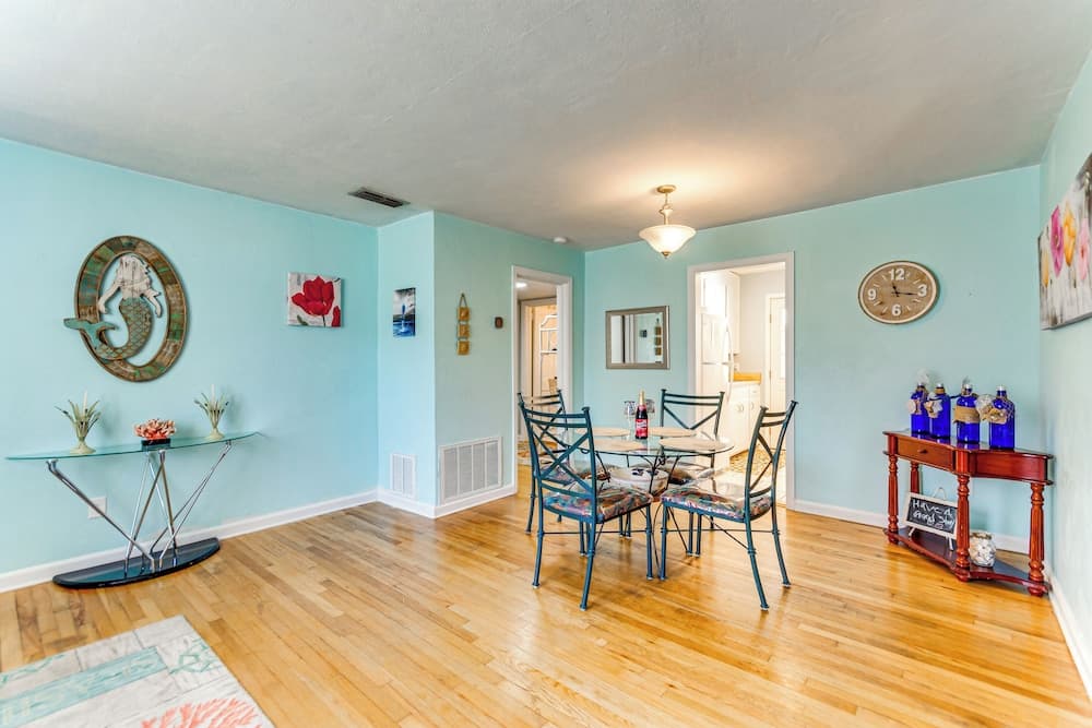 Walk to Beach: Fort Walton Coastal Retreat