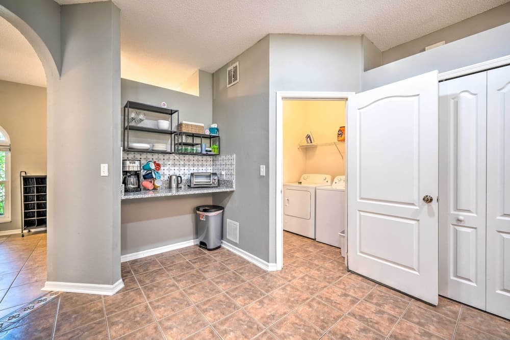 Sunny Clermont Retreat w/ Lanai: 12 Mi to Disney!