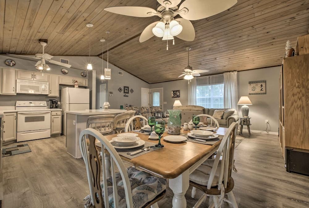 1 Mi to Boat Launch: Crystal River Home w/ Dock