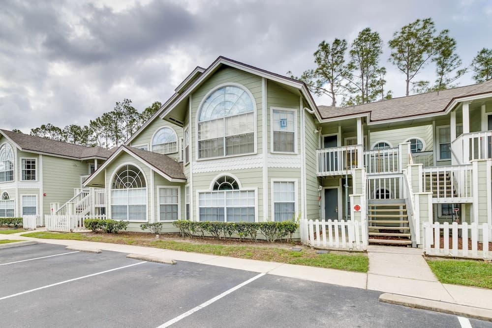 Condo w/ Pool Access & Patio: 8 Mi to Disney!