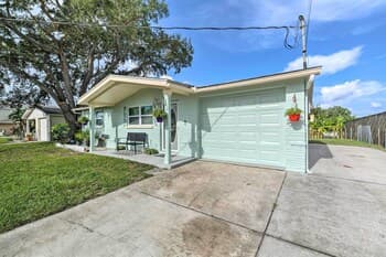 Canalfront Hudson Home W/private Dock & Yard!