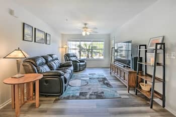 Destin Condo w/ Pool Access, Steps to Beach!