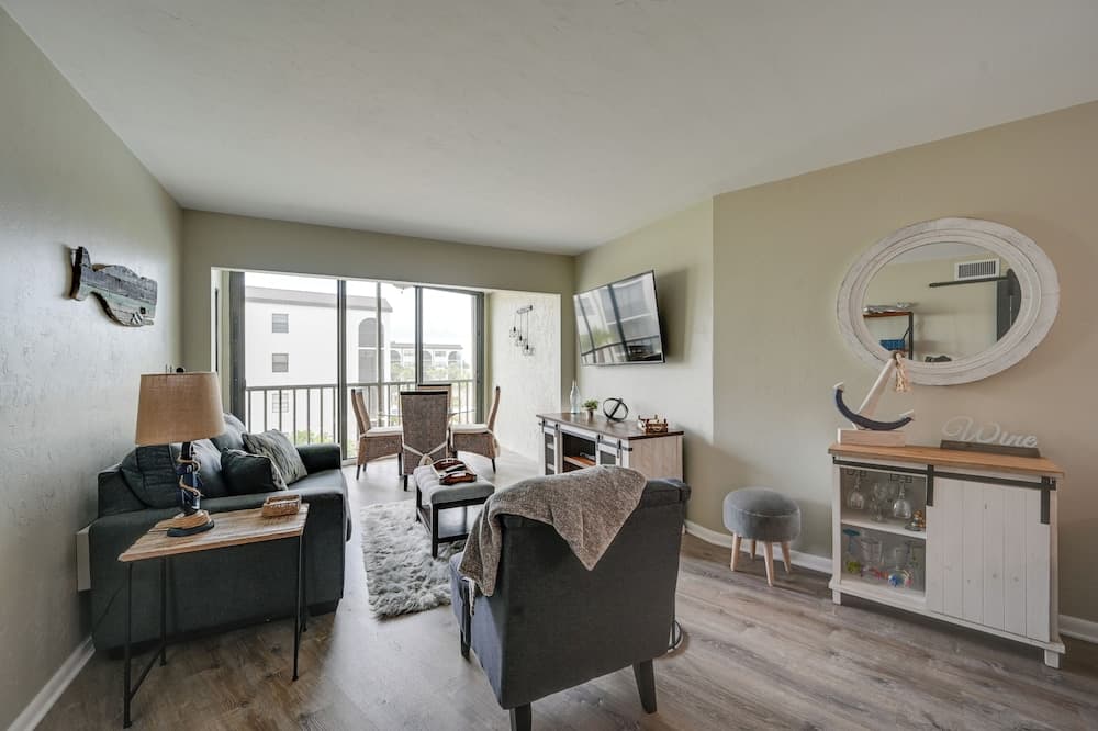 Waterfront Marco Island Condo w/ Pool + Hot Tub!