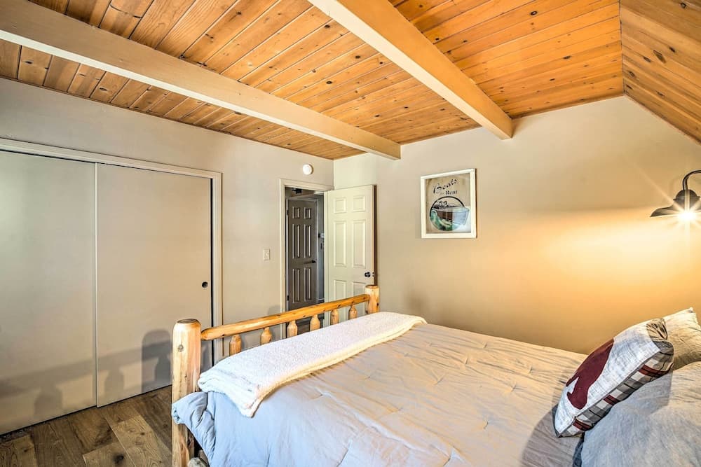 Lake Arrowhead Cabin w/ Balcony, Near Trails