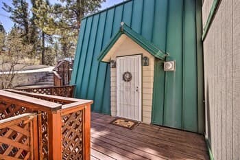 Big Bear Lake Cabin w/ Deck ~ 5 Mi to Skiing!