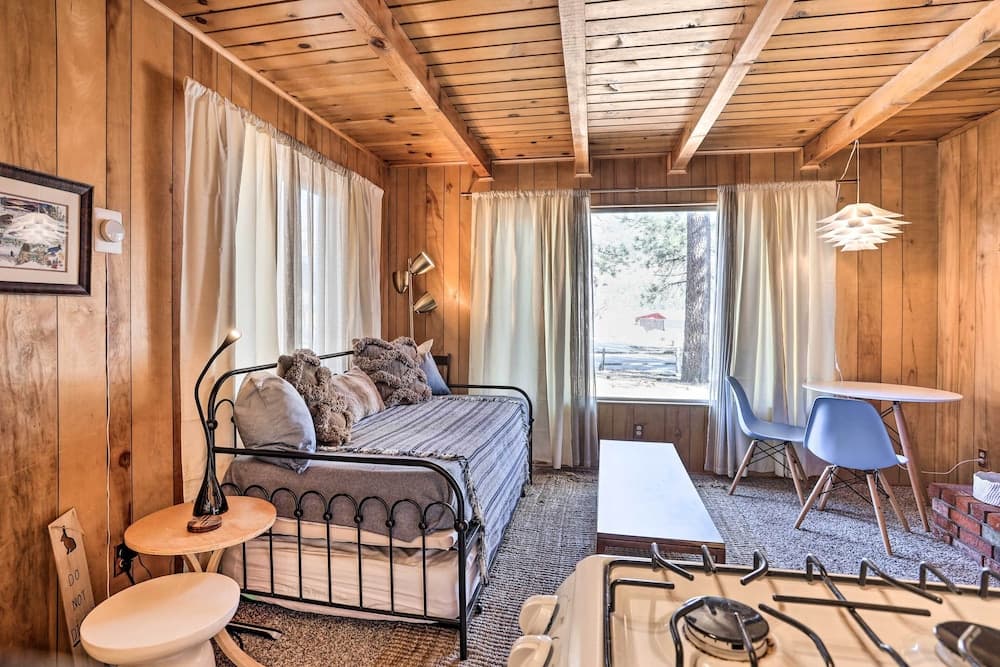 Peaceful Cozy Cabin ~ 3 Mi to Big Bear Lake!