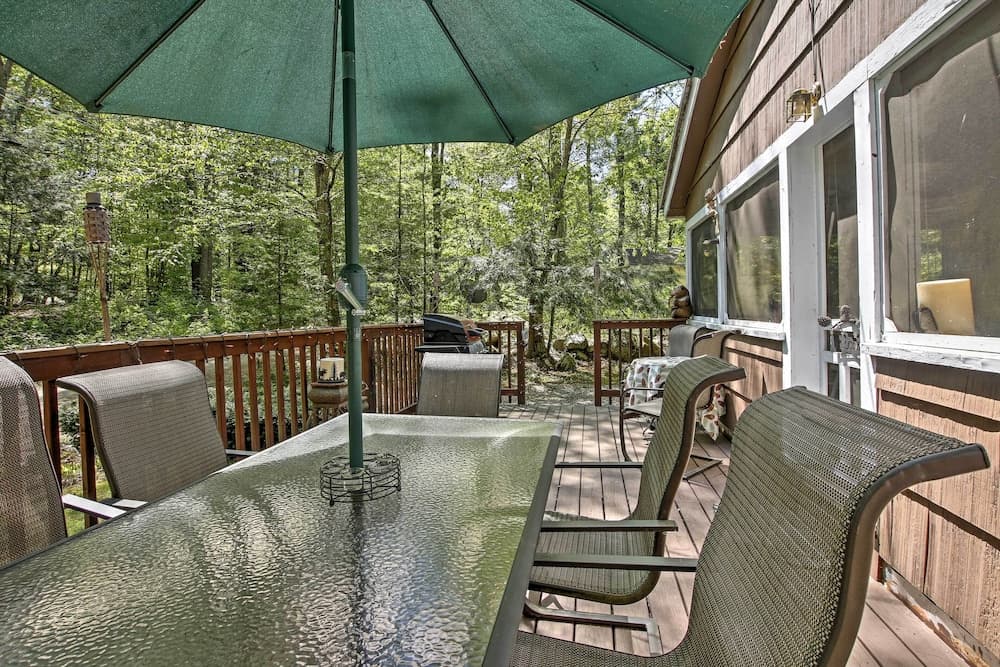 Pet-friendly Cabin w/ Fire Pit, BBQ & Great Deck!