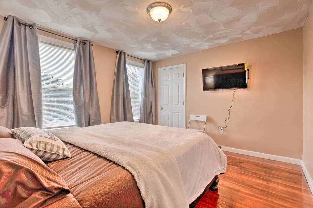 Stunning Brockton Apt < 4 Mi to Westgate Mall!