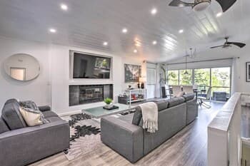 Crestline Cabin: Game Room & Private Hot Tub!