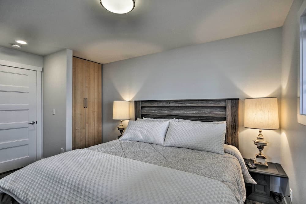 Sleek Riverfront Condo on Pier in Downtown Astoria