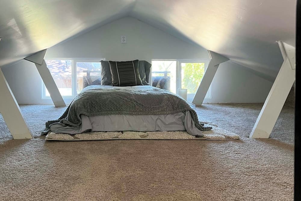 Modern Entertainment Getaway Off Sacramento River!