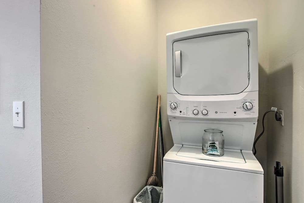 Pet-friendly Cottage, 3 Blocks to Main St!