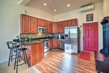 Bright Main St Condo ~ Half Mi to Windham Mtn