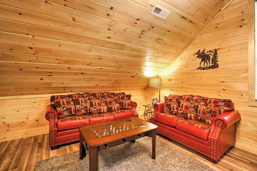 Gatlinburg Cabin w/ Hot Tub: 5 Mi to Downtown