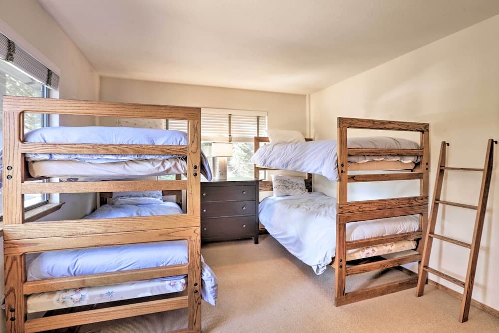 North Lake Tahoe Cabin: 4 Mi to the Beach!