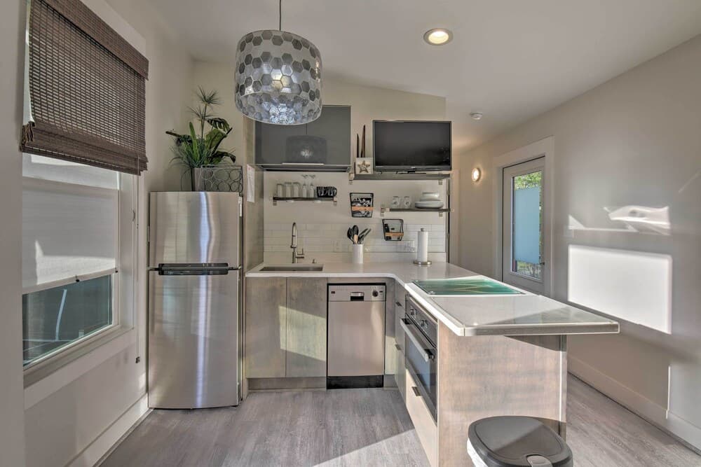 Mid-century Modern Beach Cottage With Fire Pit!