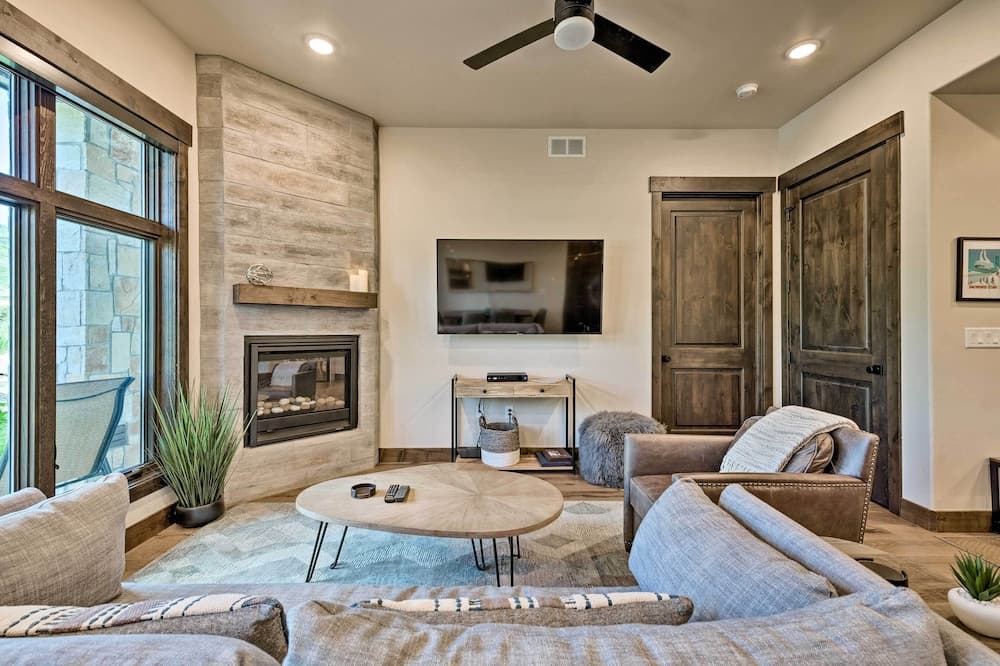 Luxe Canyons Ski Resort Condo - Walk to Ski Lift!