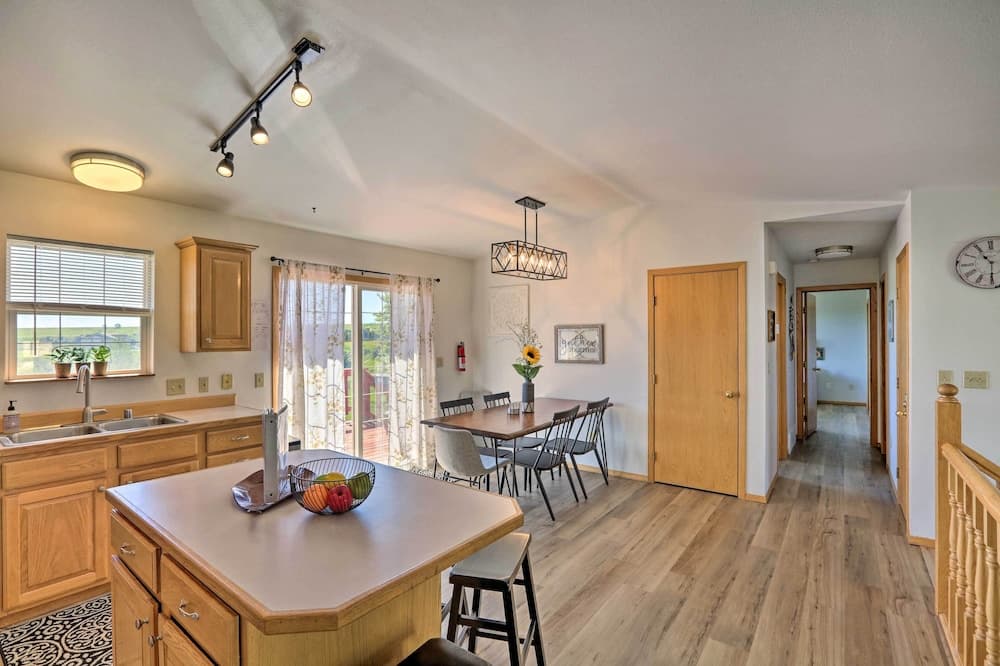 Red Lodge Townhome w/ Hot Tub & Mountain Views!