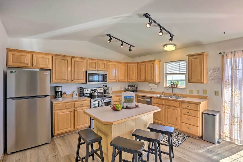 Red Lodge Townhome w/ Hot Tub & Mountain Views!