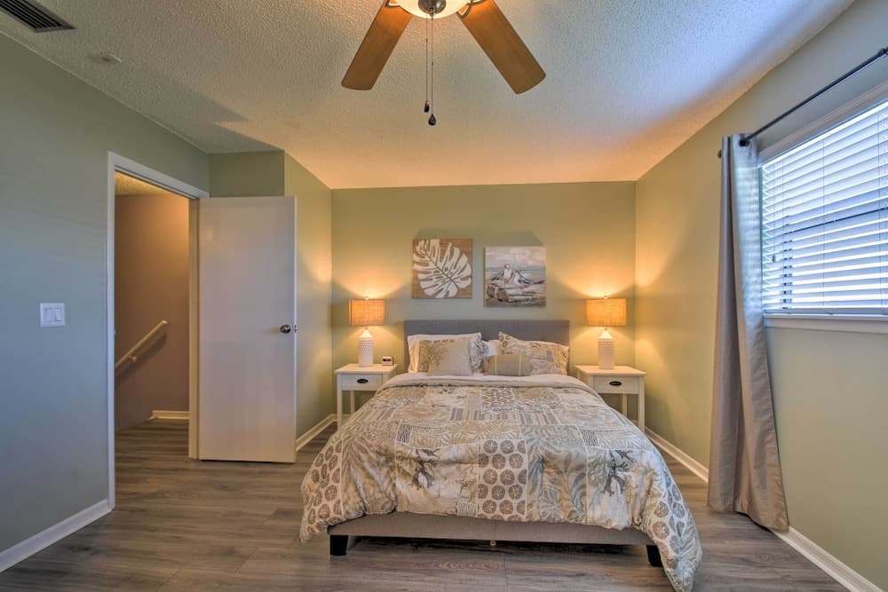 Indian Shores Townhome w/ Pool Access & Kayaks!