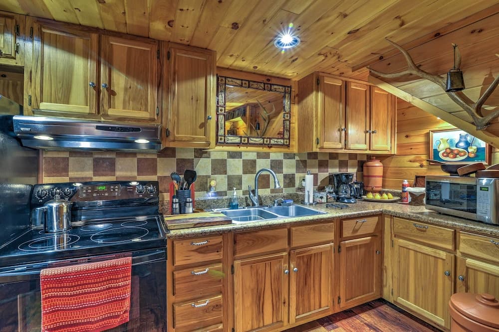 Celo Cabin w/ Deck in Pisgah National Forest