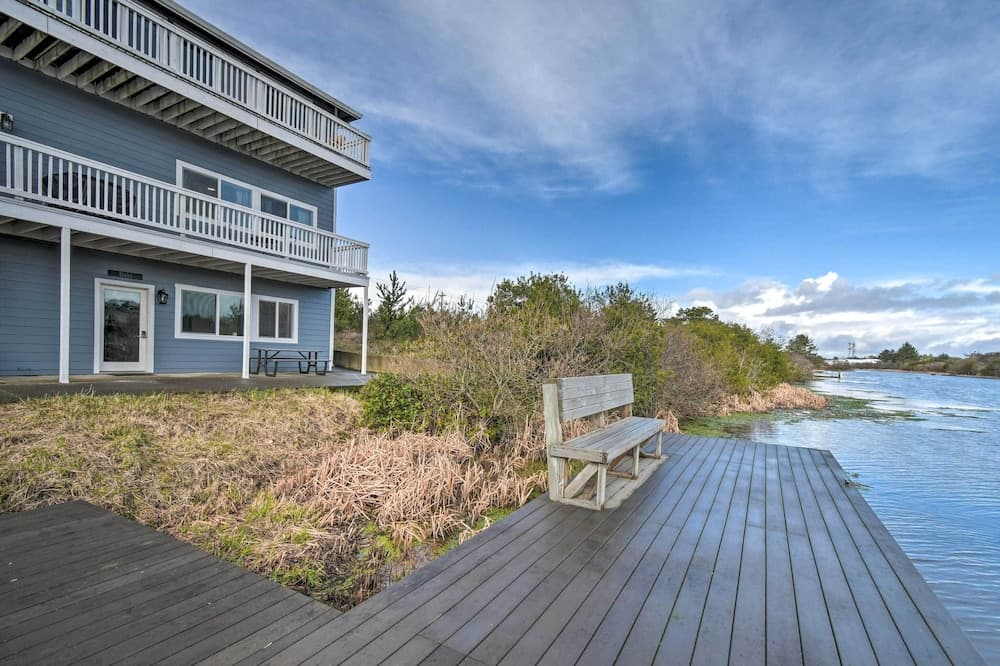 Dog-friendly Canalfront Condo in Ocean Shores
