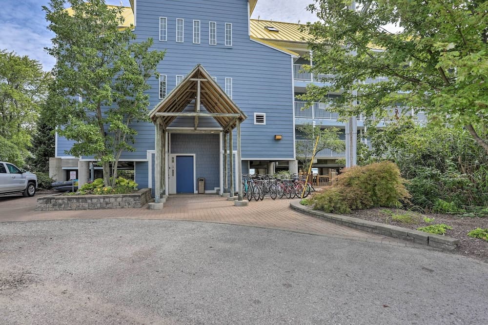 Middle Bass Condo w/ Balcony, Lake Erie Views