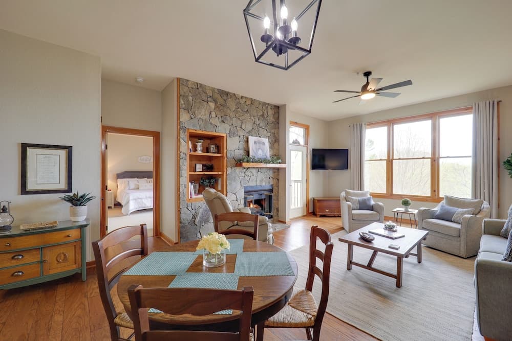 36 Mi to Asheville: Mtn-view Home in Burnsville!