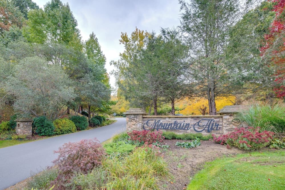 36 Mi to Asheville: Mtn-view Home in Burnsville!