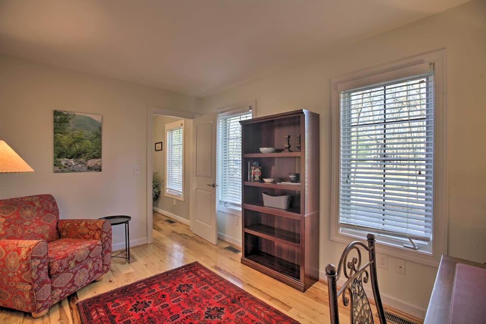 Spacious Wintergreen Resort Home w/ Hot Tub!