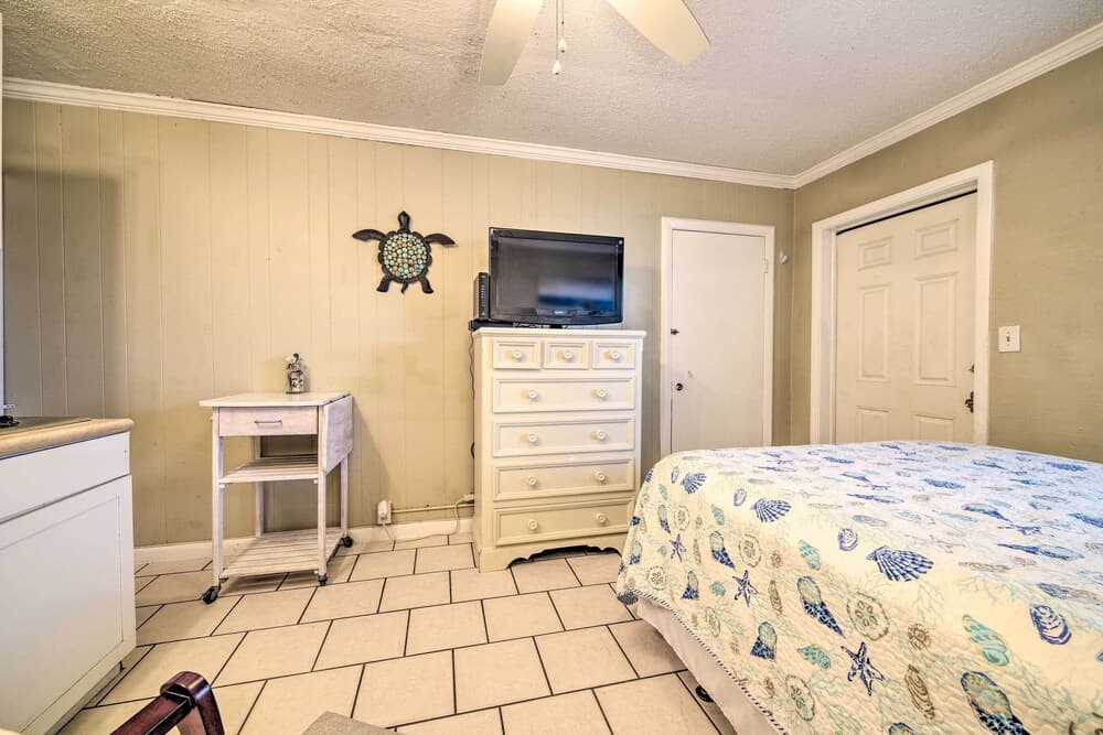 Beachfront PCB Studio: Pool, Patio & Deck Access!