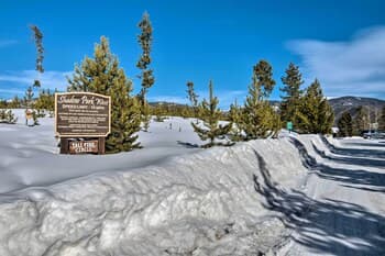 Updated Mtn Condo w/ Views & Deck < 1 Mi to Lake!