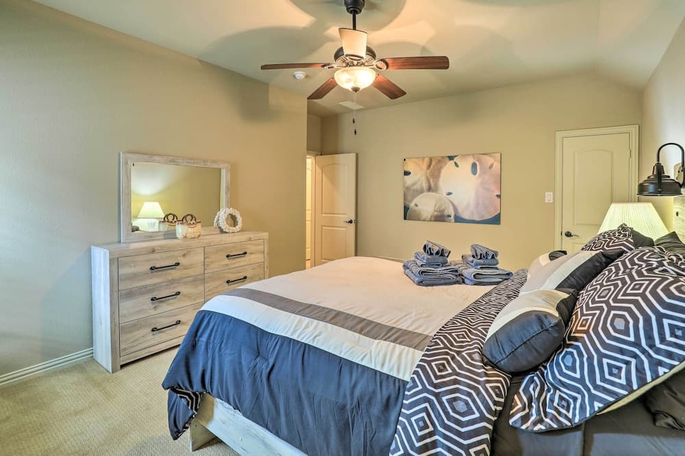 Chic Family-friendly Home in Irving w/ Yard!