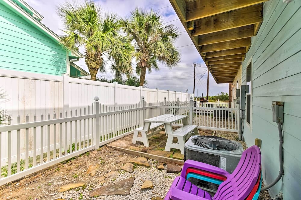 Near Port Aransas Beach: Condo w/ Pool Access