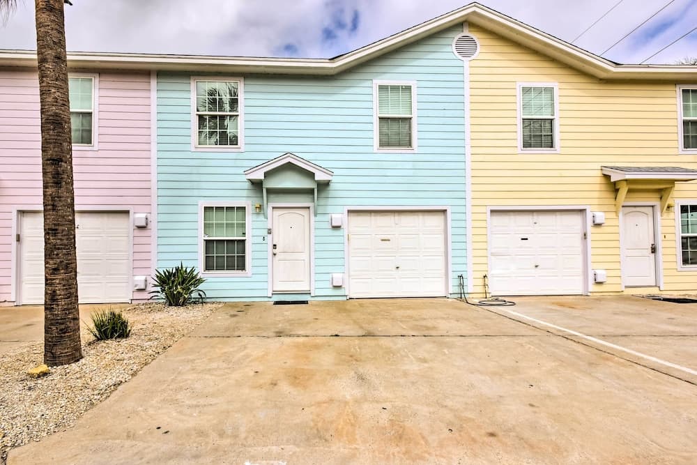 Near Port Aransas Beach: Condo w/ Pool Access